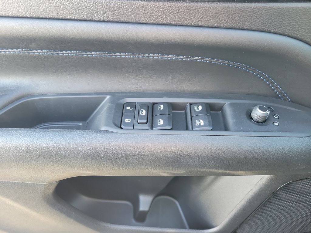 New 2026 Diamond Black Crystal Pearlcoat Jeep Latitude image 23