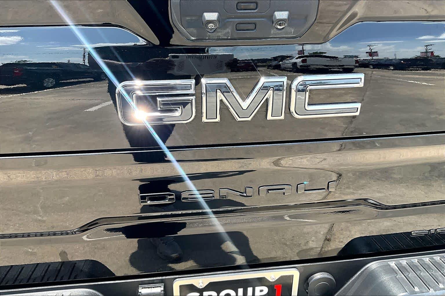 Used 2025 Onyx Black GMC Denali Ultimate image 59