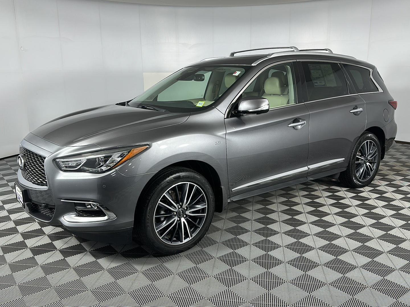 Used 2020 Graphite Shadow INFINITI LUXE image 4