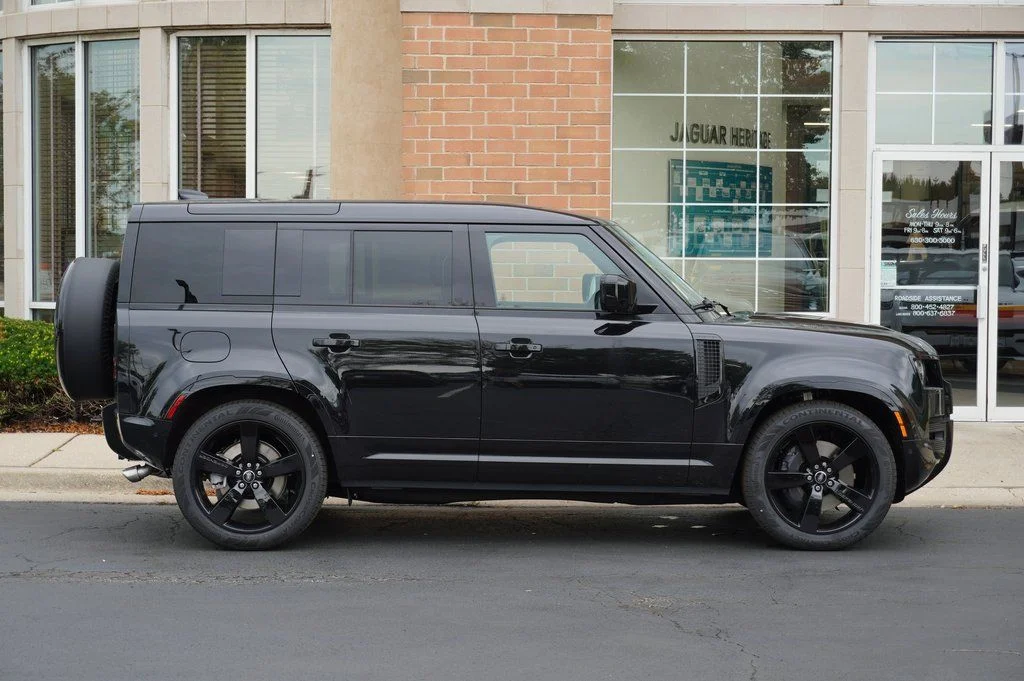 Certified Used 2025 Black Land Rover X-Dynamic SE image 9