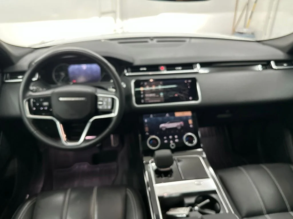 Used 2023 White Land Rover R-Dynamic S MHEV image 22
