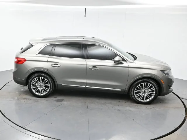 Used 2016 Luxe Metallic Lincoln Reserve image 41