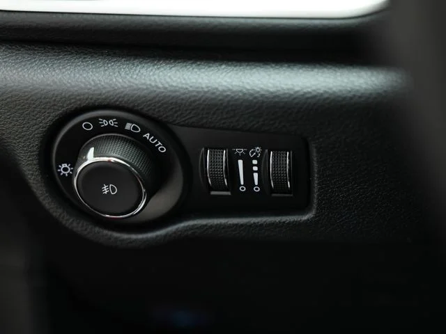 Used 2025 Red Hot Pearlcoat Chrysler Select image 17
