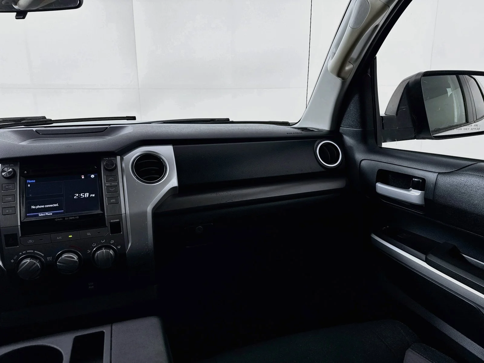 Used 2016 White Toyota SR5 image 19