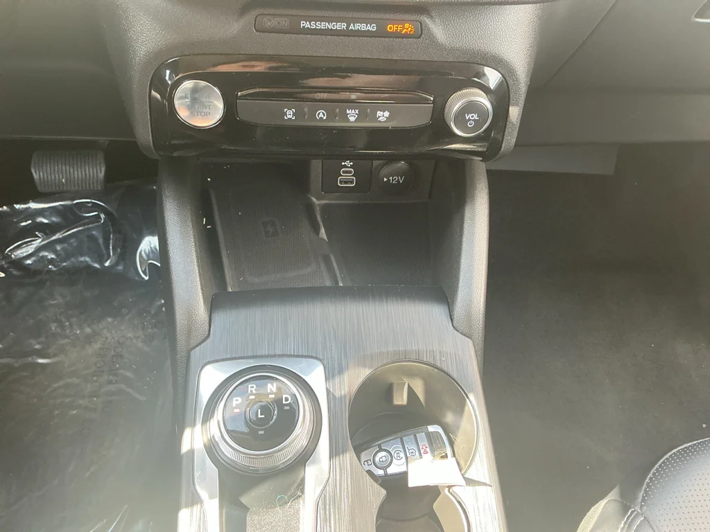 Used 2025 Carbonized Grey Metallic Ford Platinum image 21