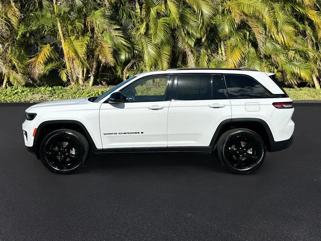 Used 2023 White/off-white Jeep Altitude X image 8