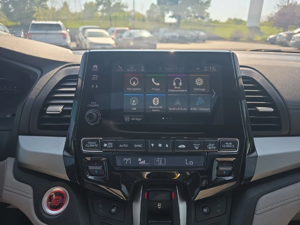 Used 2019 Lunar Silver Metallic Honda Touring image 9