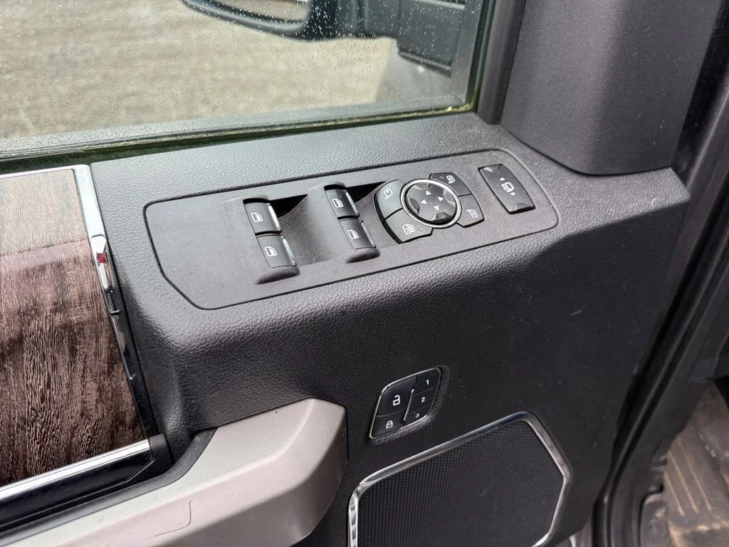 Used 2017  Ford Lariat image 12