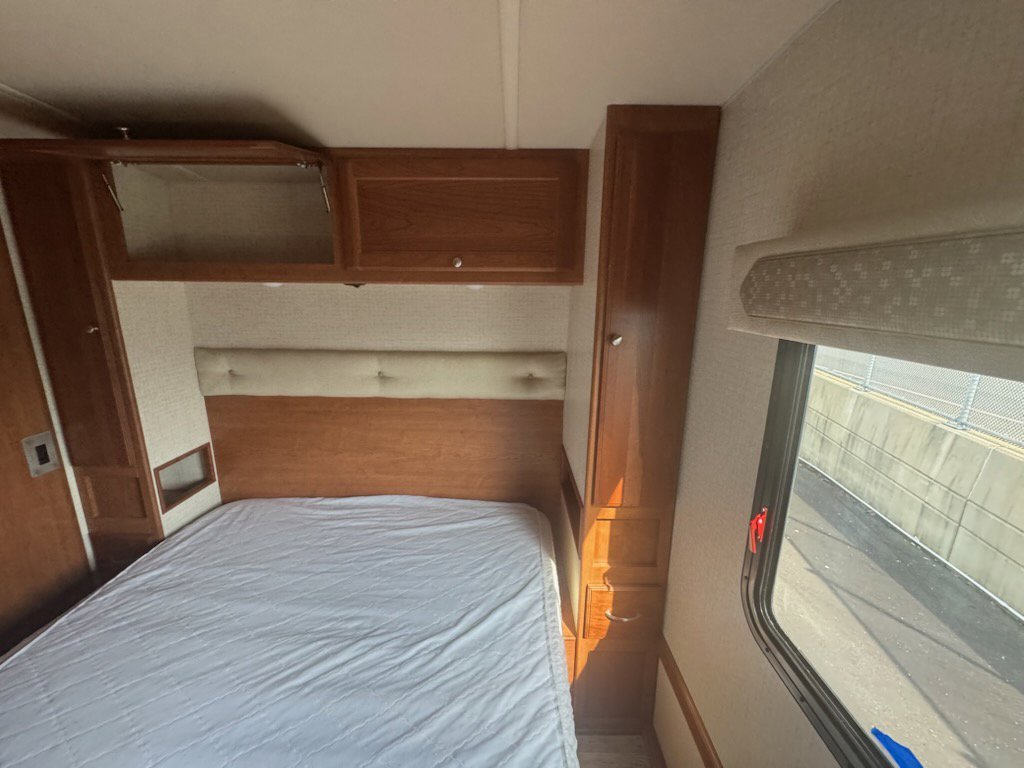 Used 2017  Winnebago 31BE image 19