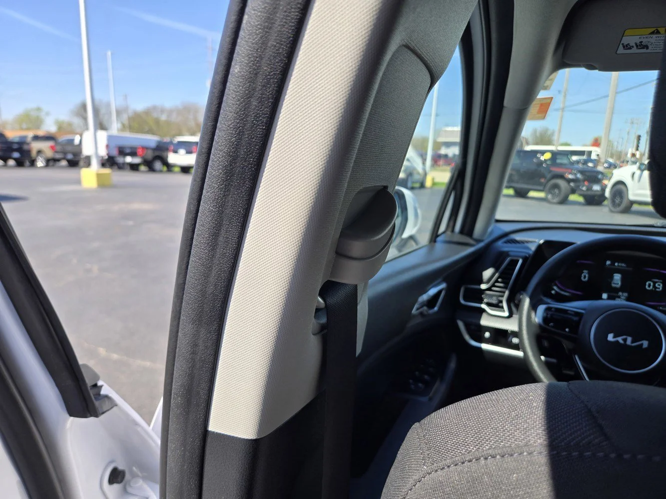 Used 2025 Glacial White Pearl Kia LX image 31