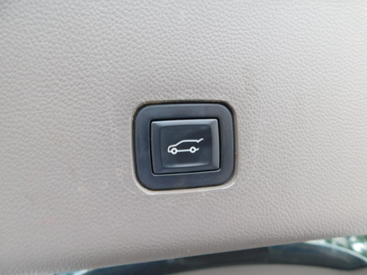 Used 2018 Silver Chevrolet FWD 4DR LT CLOTH W/1LT image 25