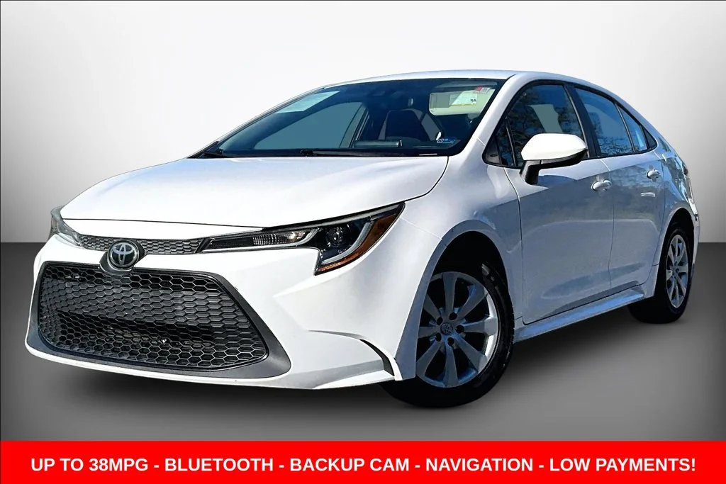 Used 2020 White Toyota LE image 3