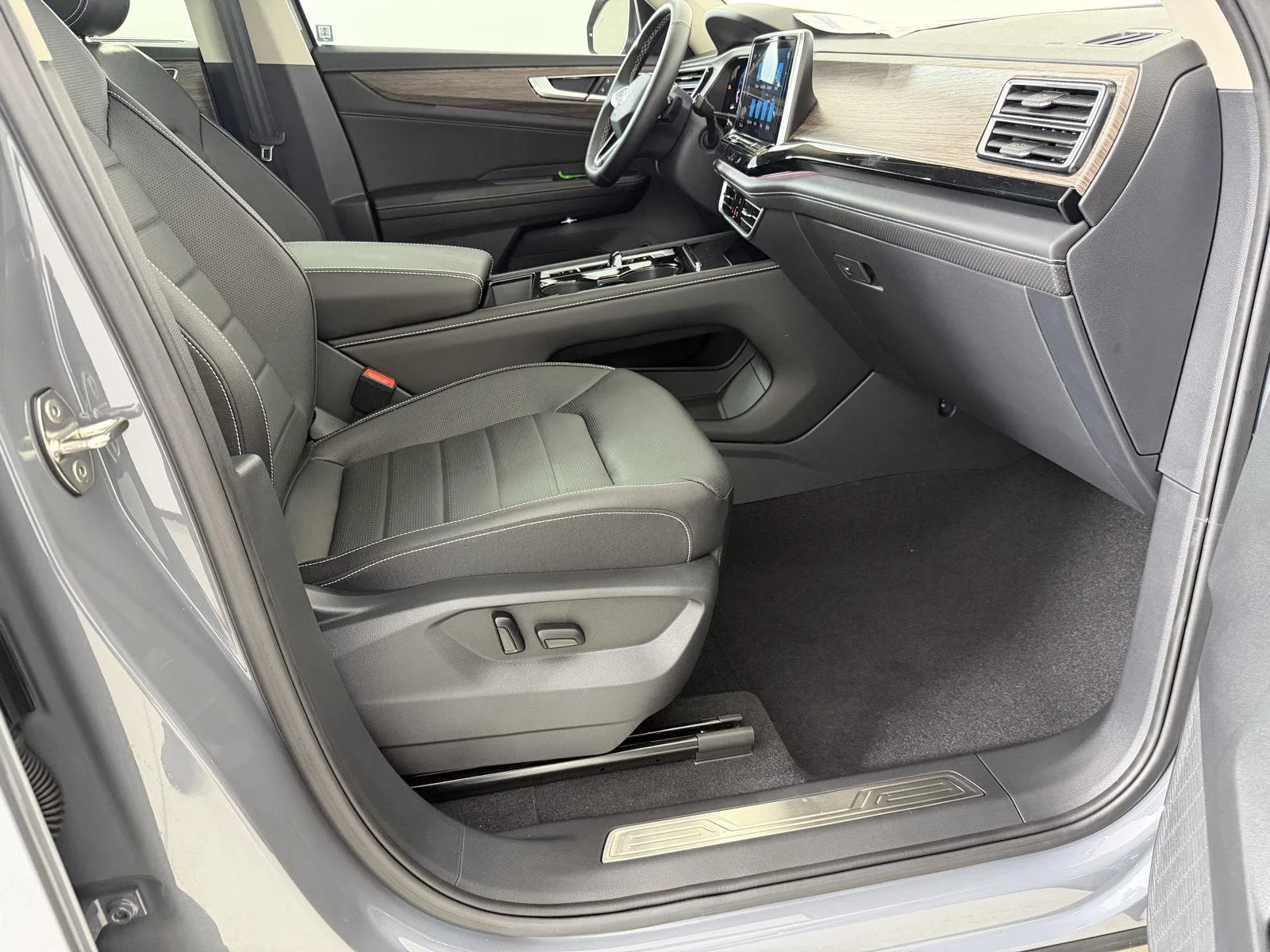 New 2026 Pure Gray Volkswagen 2.0T SEL image 14