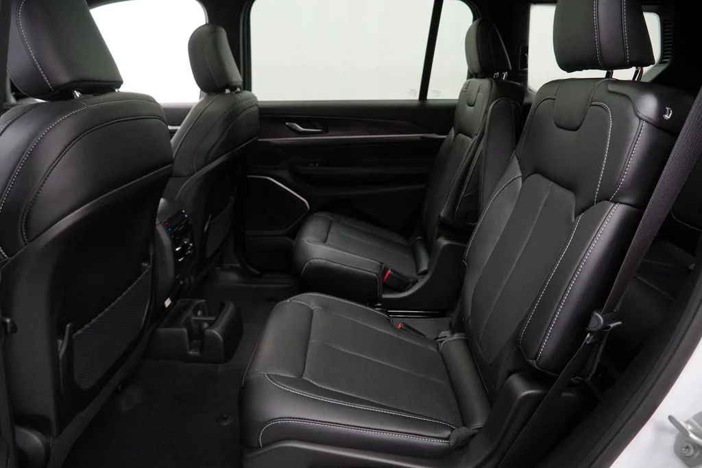 New 2026 Bright White Clear-Coat Exterior Paint Jeep Limited Reserve image 17