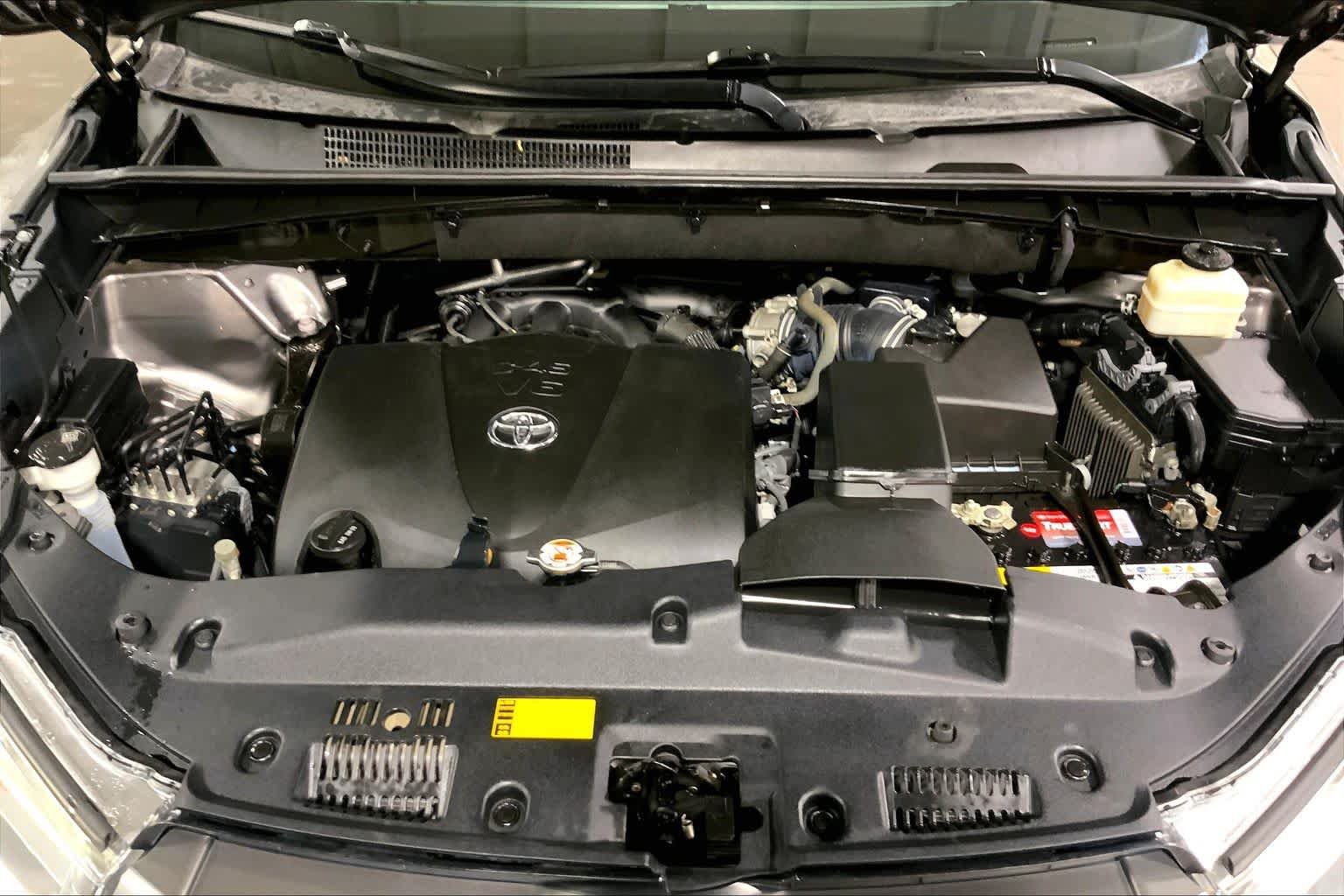 Used 2018 Predawn Gray Mica Toyota XLE image 32