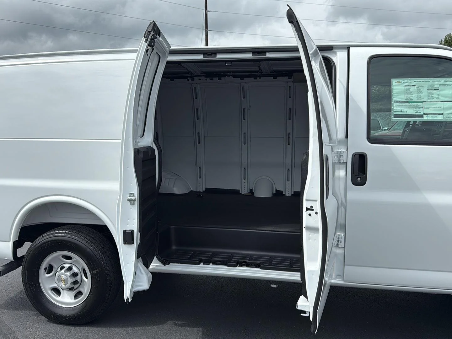 2025 Chevrolet Express Cargo Work Van - Photo 10