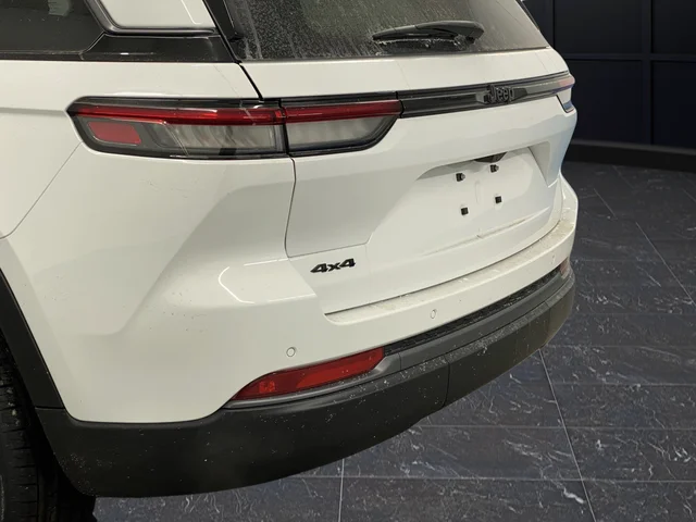 New 2026 Bright White Clear-Coat Exterior Paint Jeep Altitude image 36