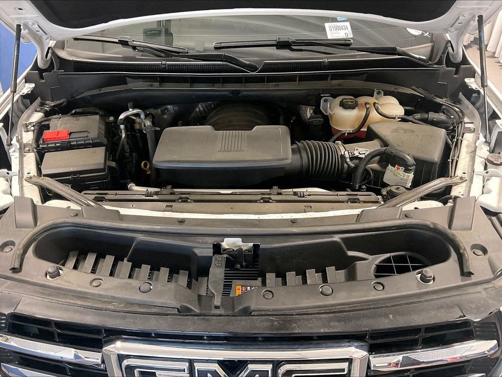 Used 2025 White GMC Elevation image 31