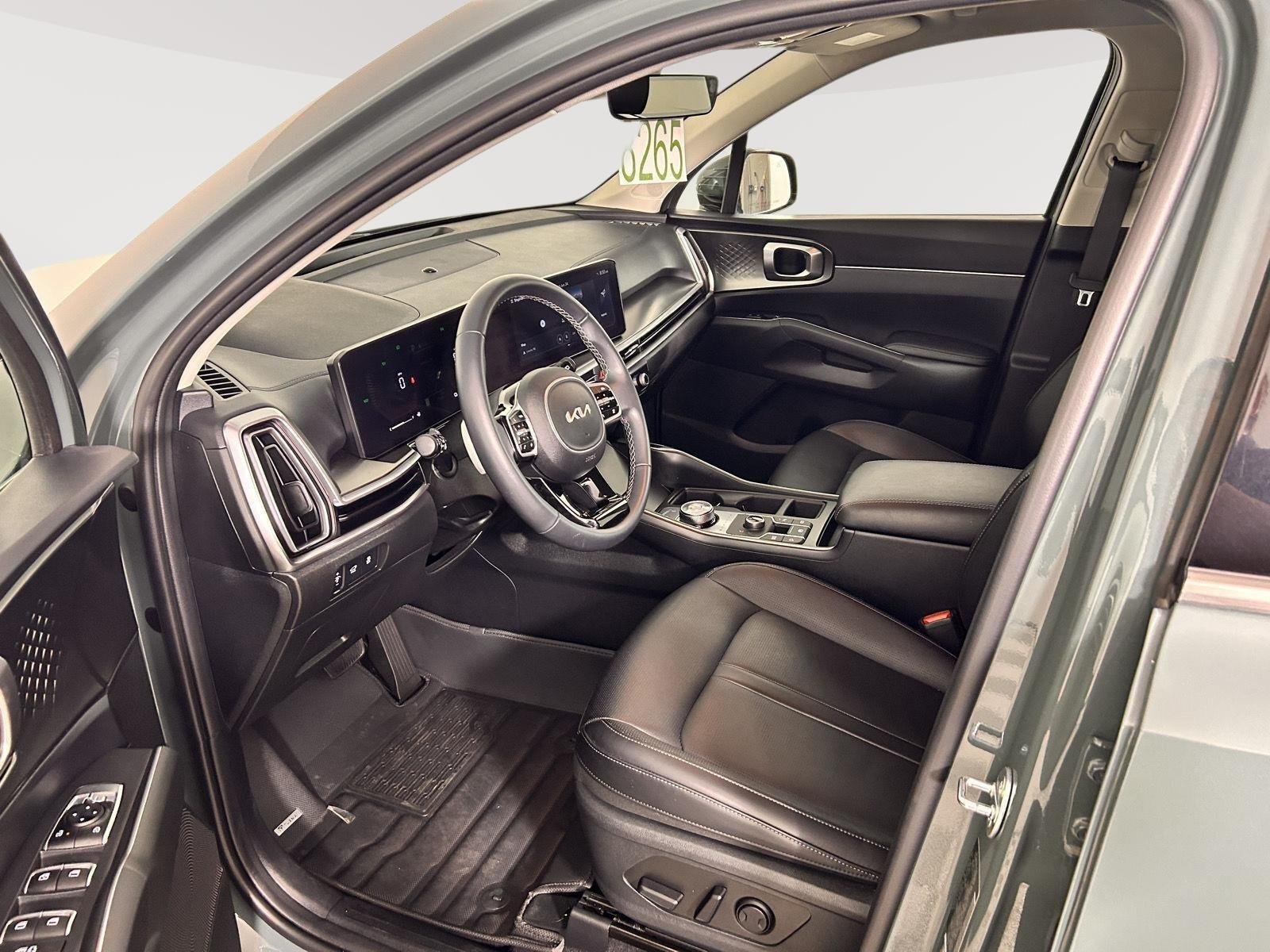 Used 2025 Cityscape Green Kia EX image 2