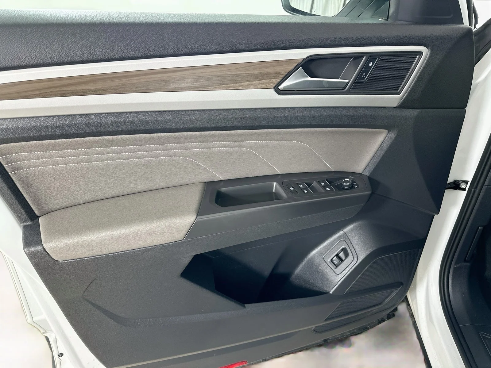 Used 2023 White Volkswagen  image 16