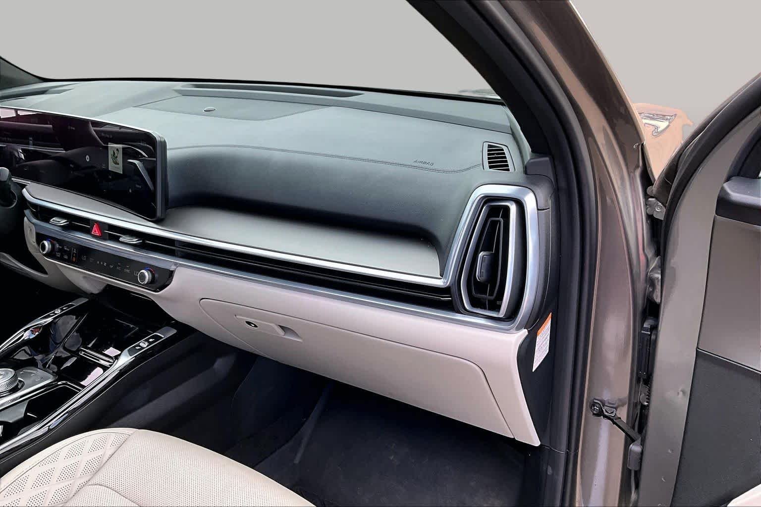 Used 2025 Volcanic Sand Kia SX Prestige image 18