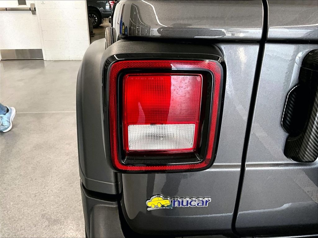 Used 2022 Granite Crystal Metallic Clearcoat Jeep Sport S image 31