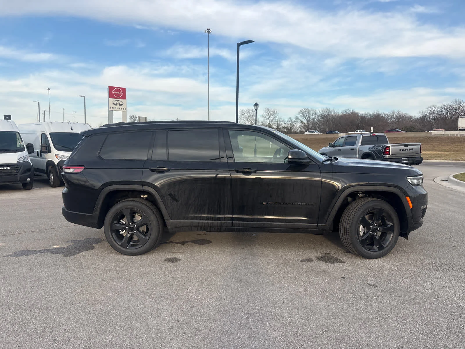 New 2025 Diamond Black Crystal Pearl-Coat Exterior Paint Jeep Limited image 10