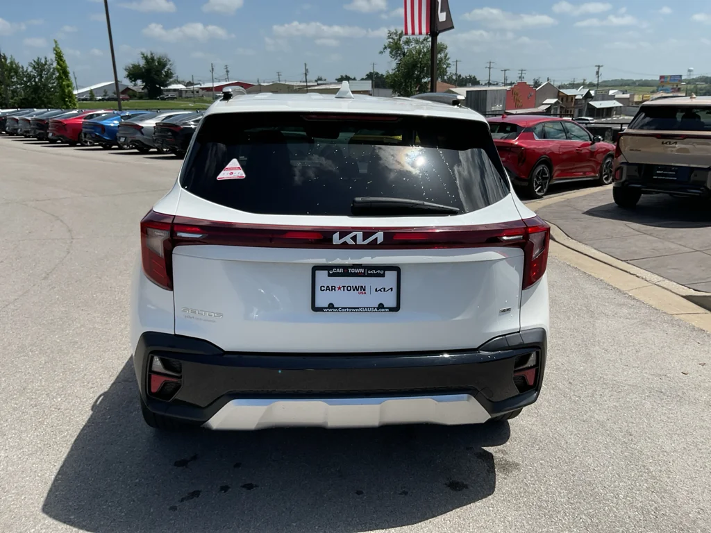 Used 2024 Snow White Pearl Kia SX image 8