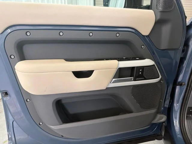 Used 2020 Tasman Blue Metallic Land Rover SE image 9