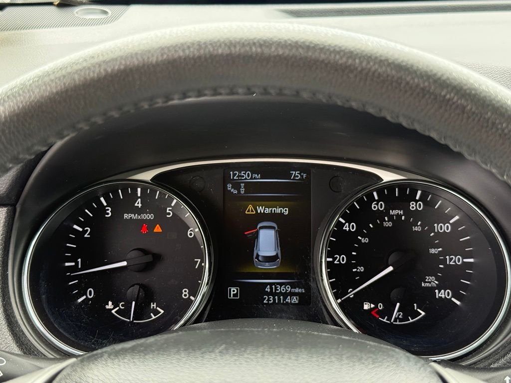Used 2015 Green Nissan SL image 11