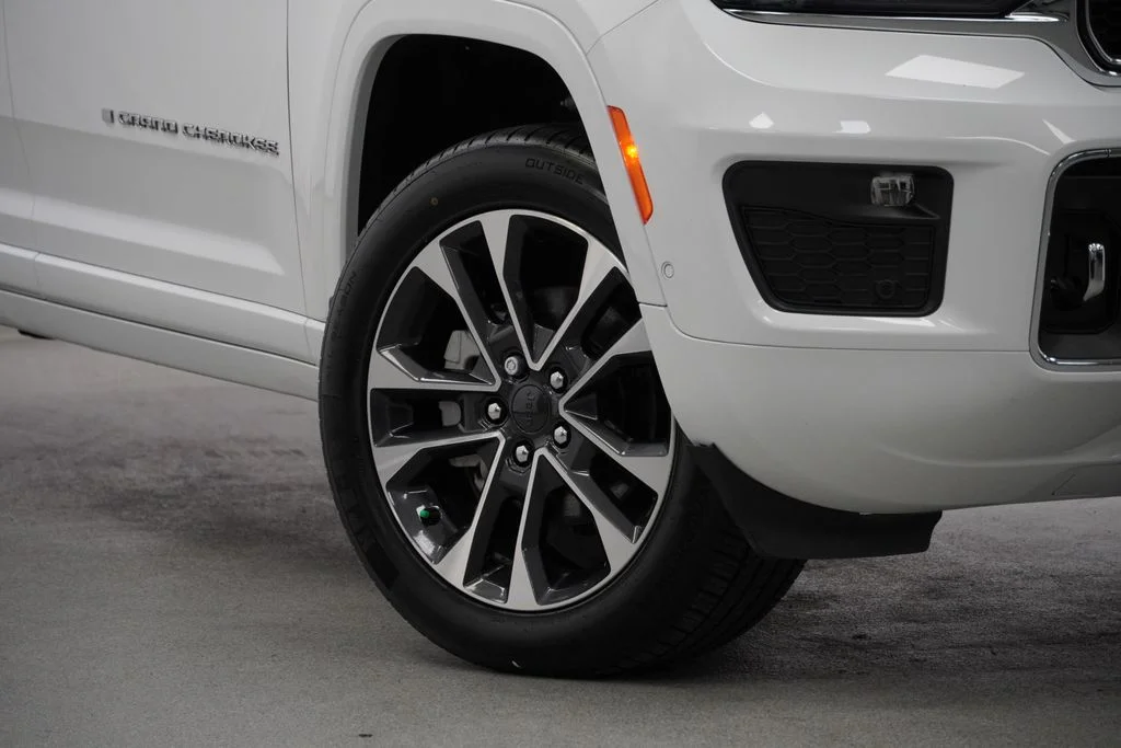Certified Used 2023 White Jeep Overland image 4