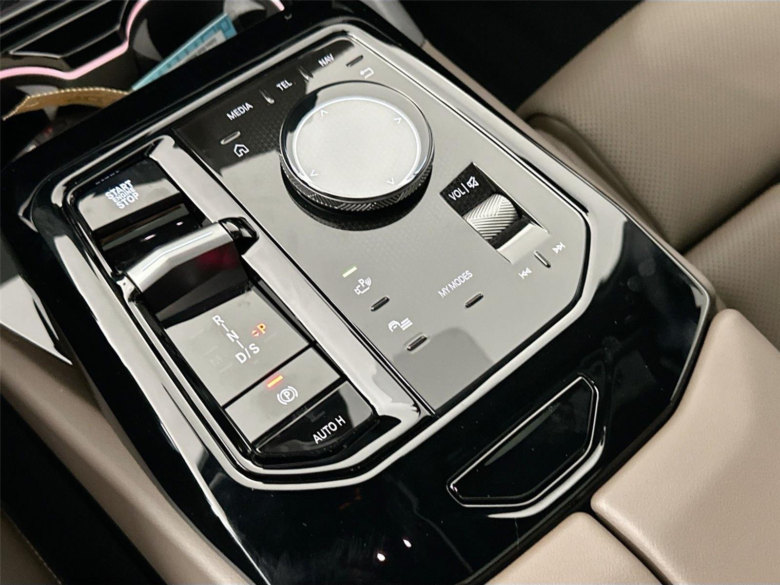 New 2026 Carbon Black Metallic BMW 530i xDrive image 18