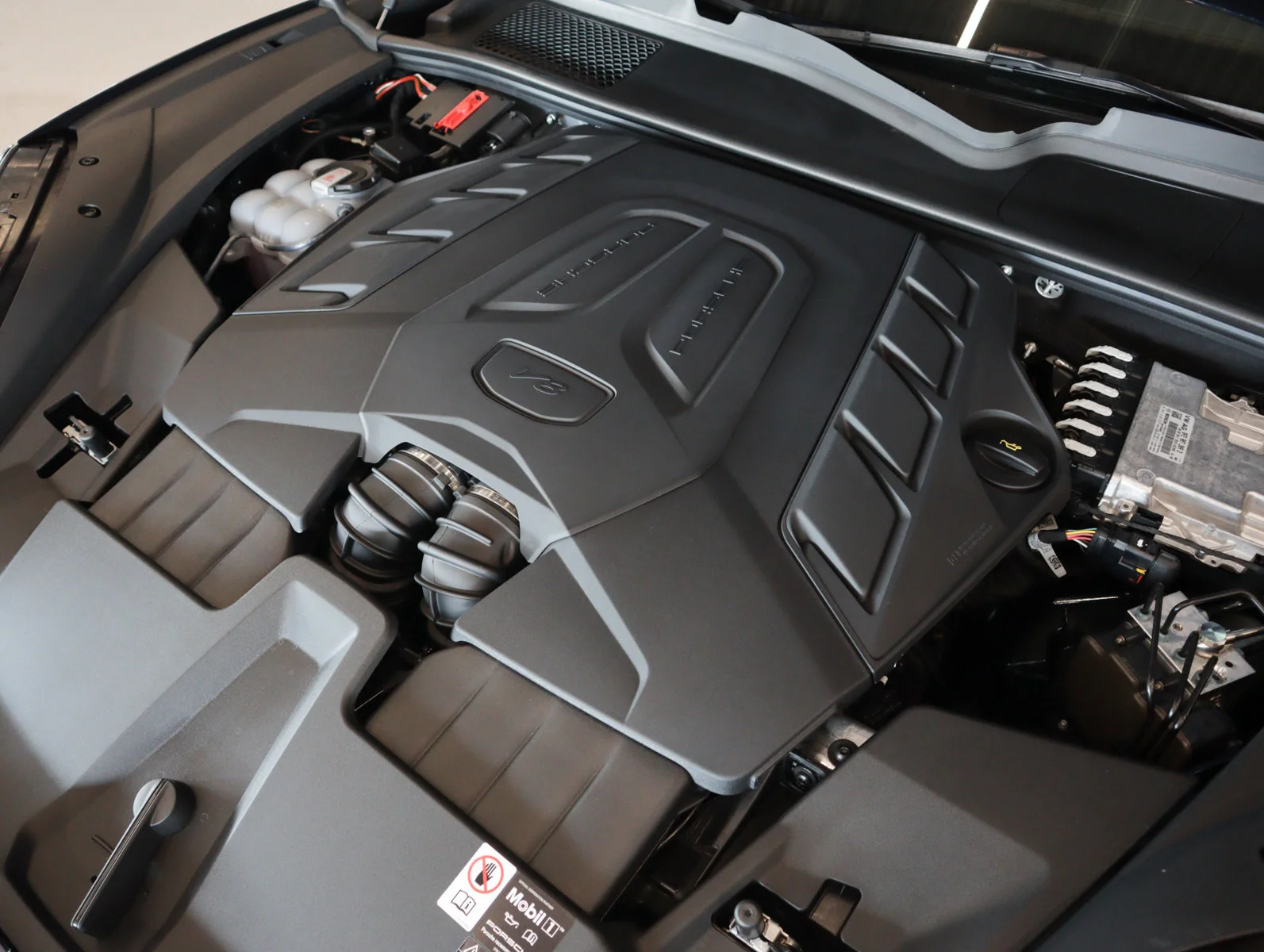 2025 Porsche Cayenne S - Photo 28