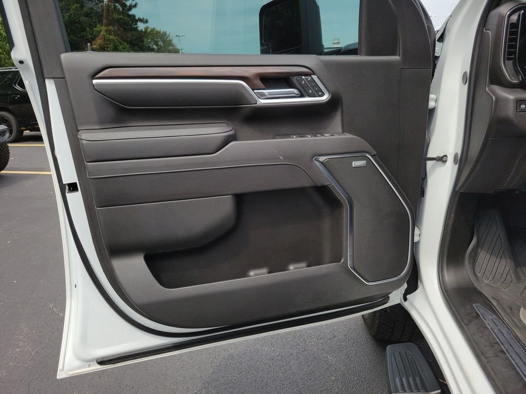 Used 2025 White GMC SLT image 17