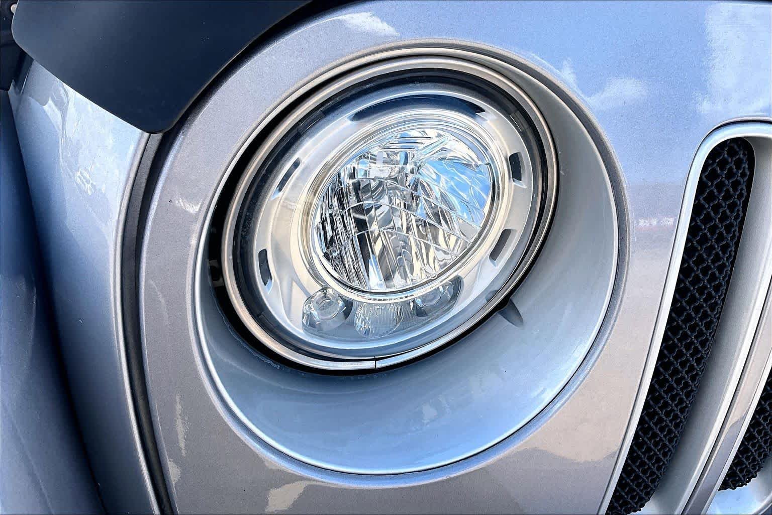 Used 2017 Billet Silver Metallic Clearcoat Jeep Sahara image 27