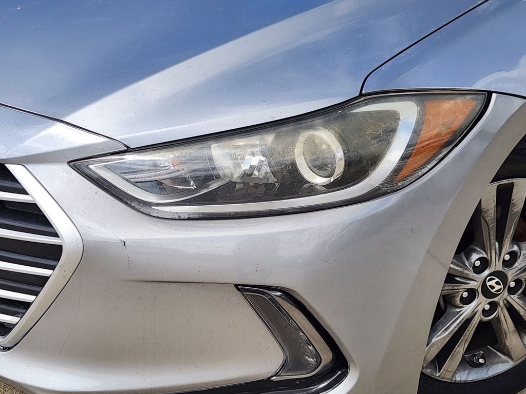 Used 2017  Hyundai SE image 11