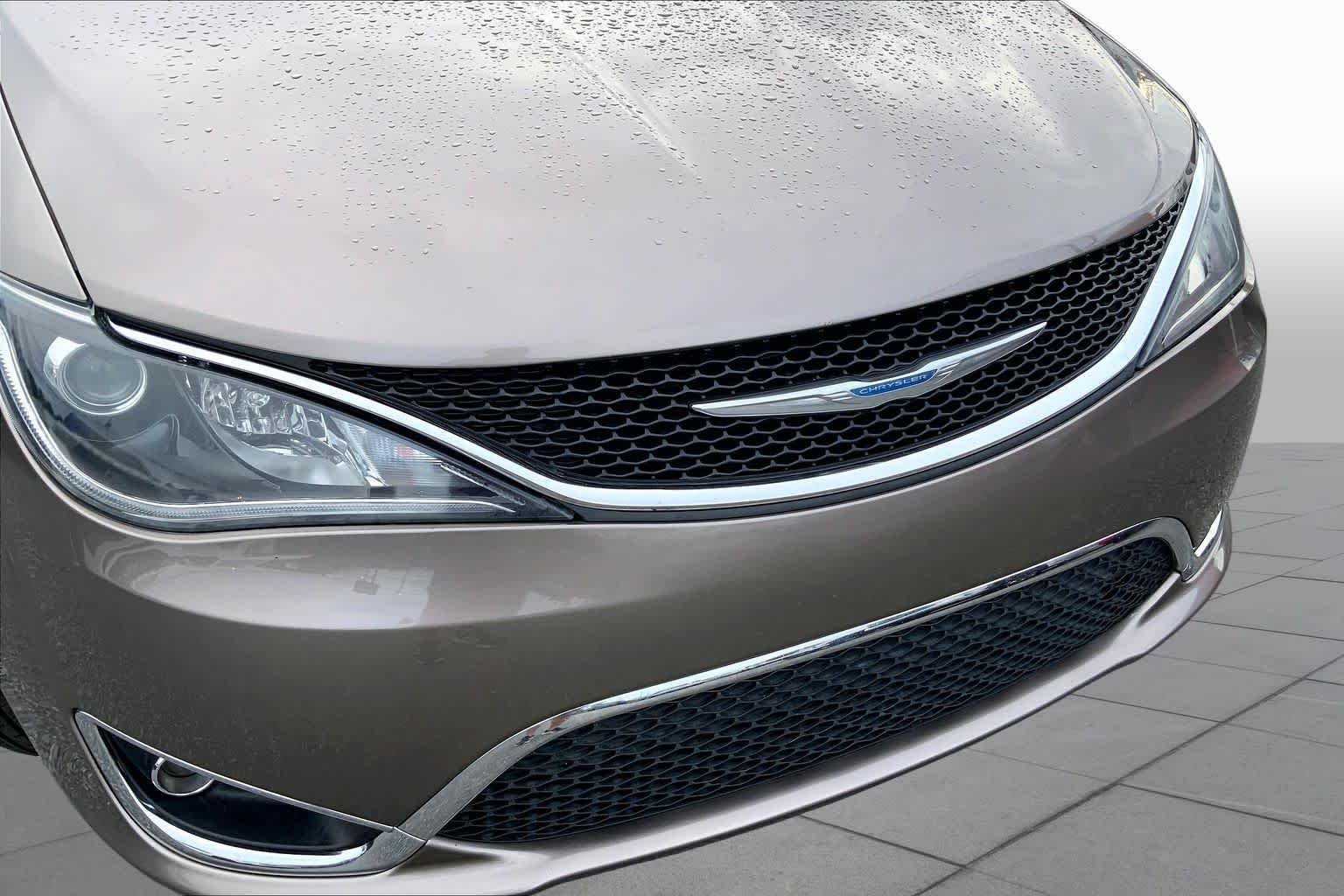 Used 2018 Molten Silver Chrysler Touring Plus image 28
