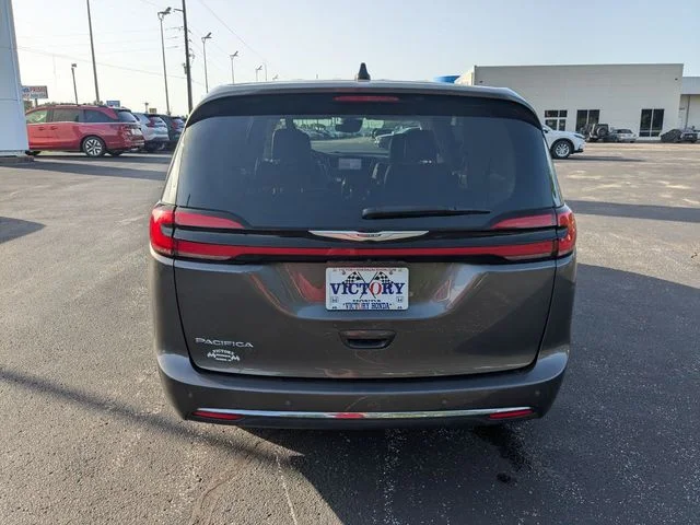 Used 2023 Granite Crystal Metallic Clearcoat Chrysler Touring L image 9