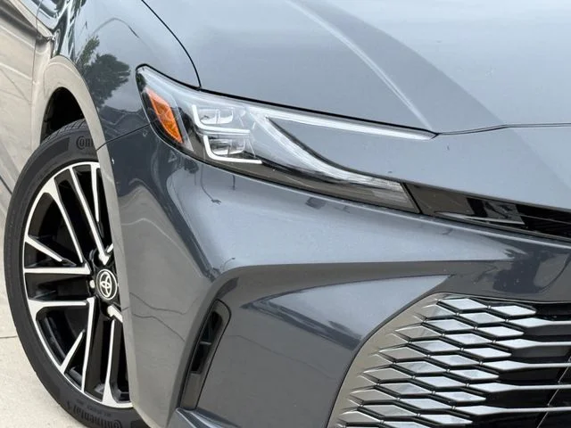 Used 2025  Toyota XLE image 3