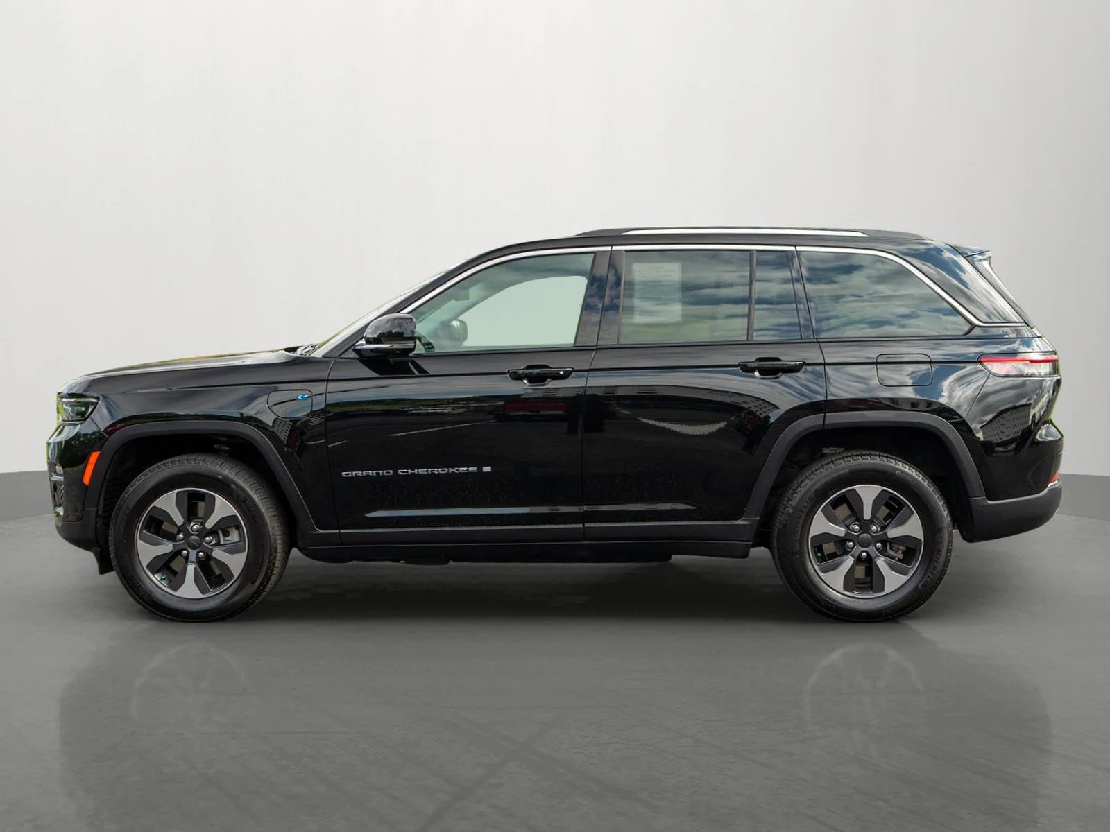 Used 2023 Diamond Black Crystal Pearlcoat Jeep 4xe image 4