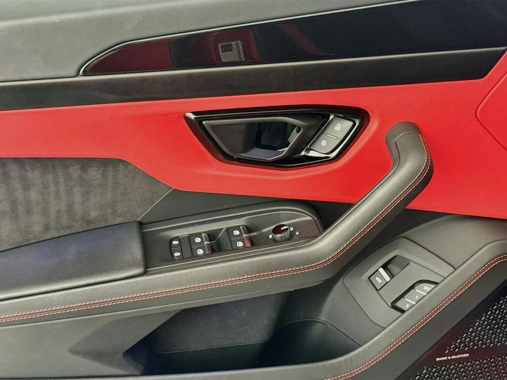 Used 2023 Red Lamborghini S image 18