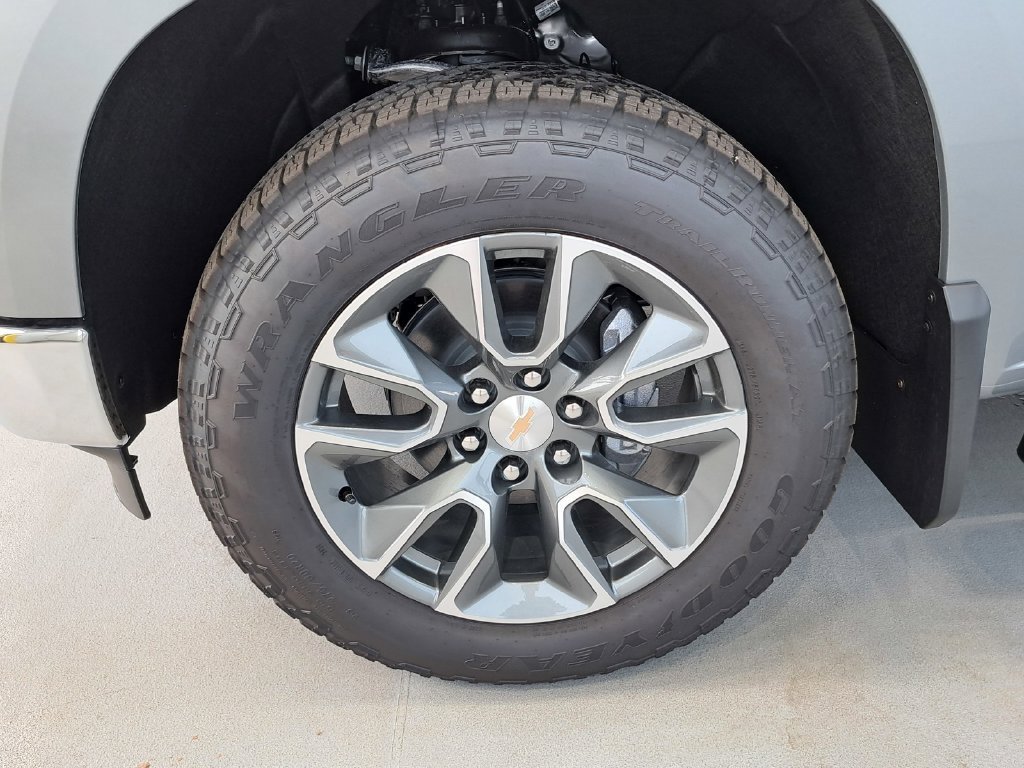 2026 Chevrolet Silverado 1500 LT Crew Cab Pickup Slide 15