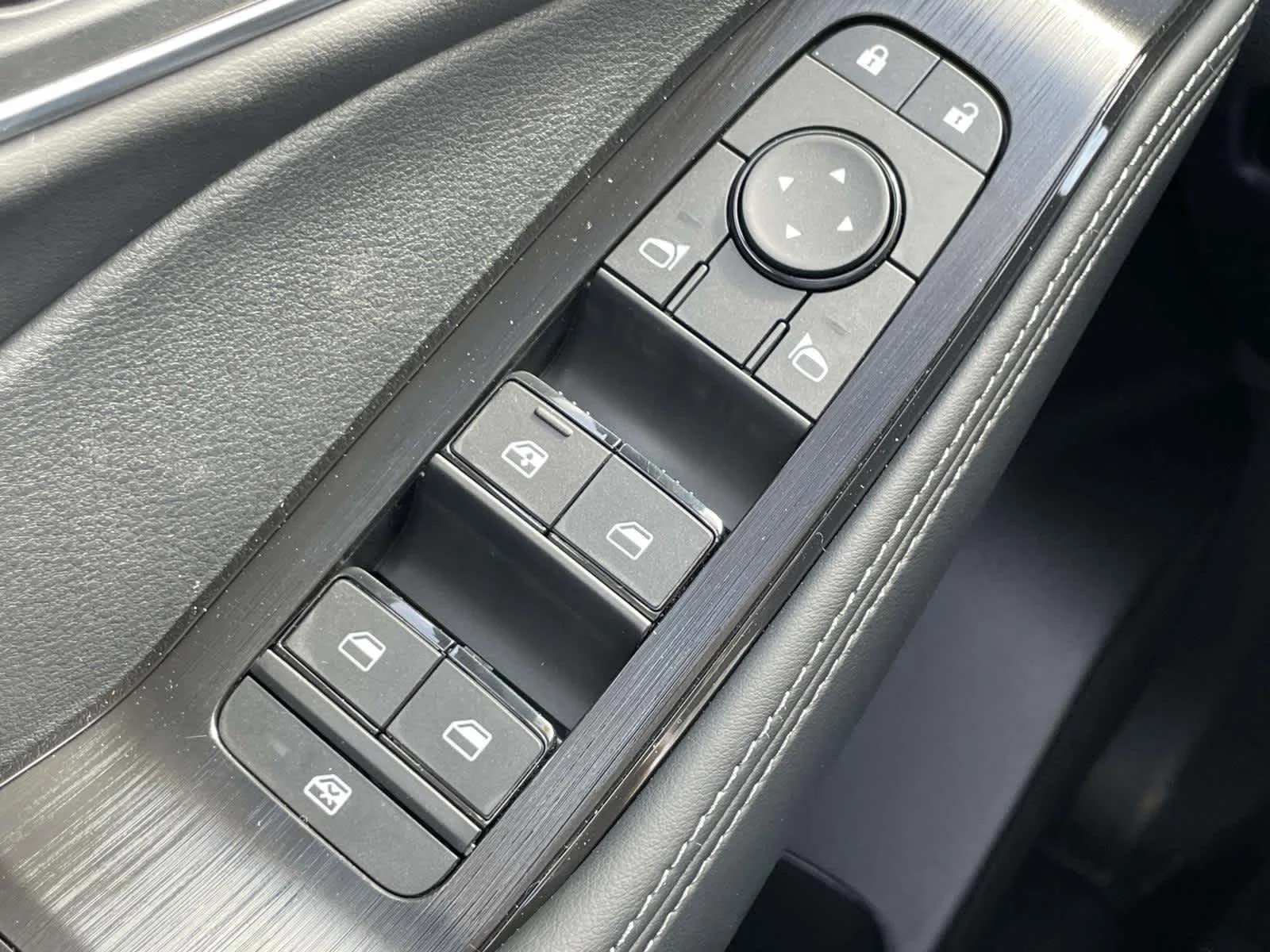 New 2026 Champagne Silver Metallic/Super Black Nissan Platinum image 32