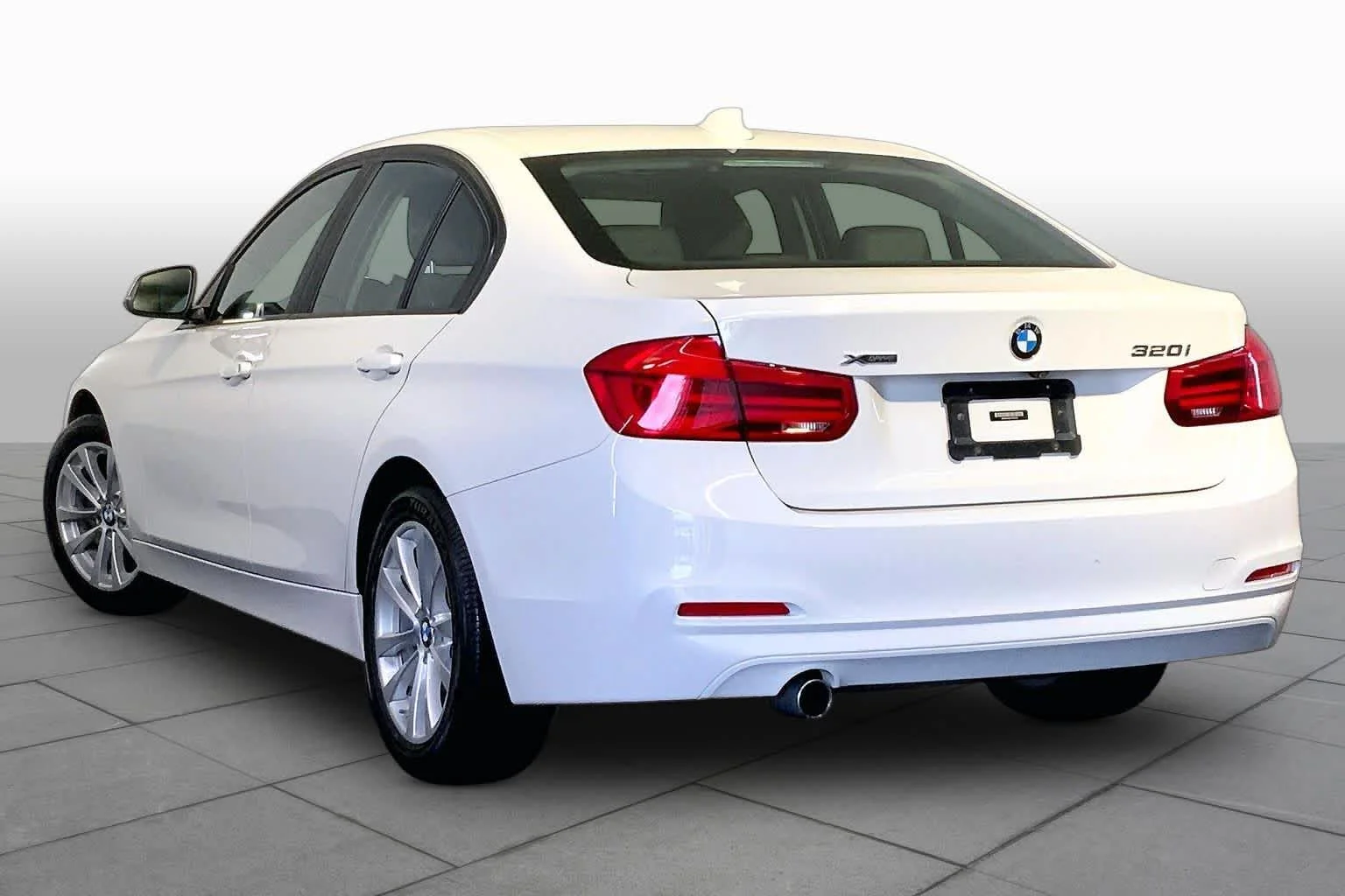 Used 2018 Alpine White BMW 320i xDrive image 12