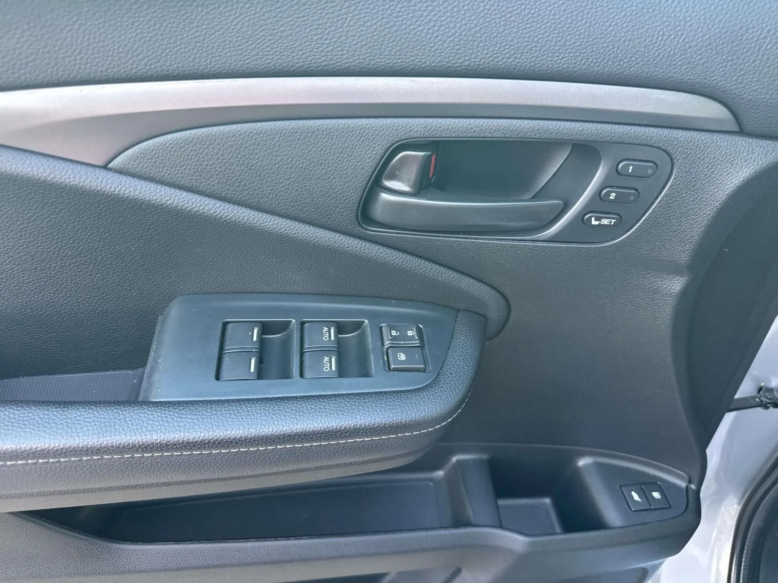 Used 2023 Silver Honda EX-L image 19