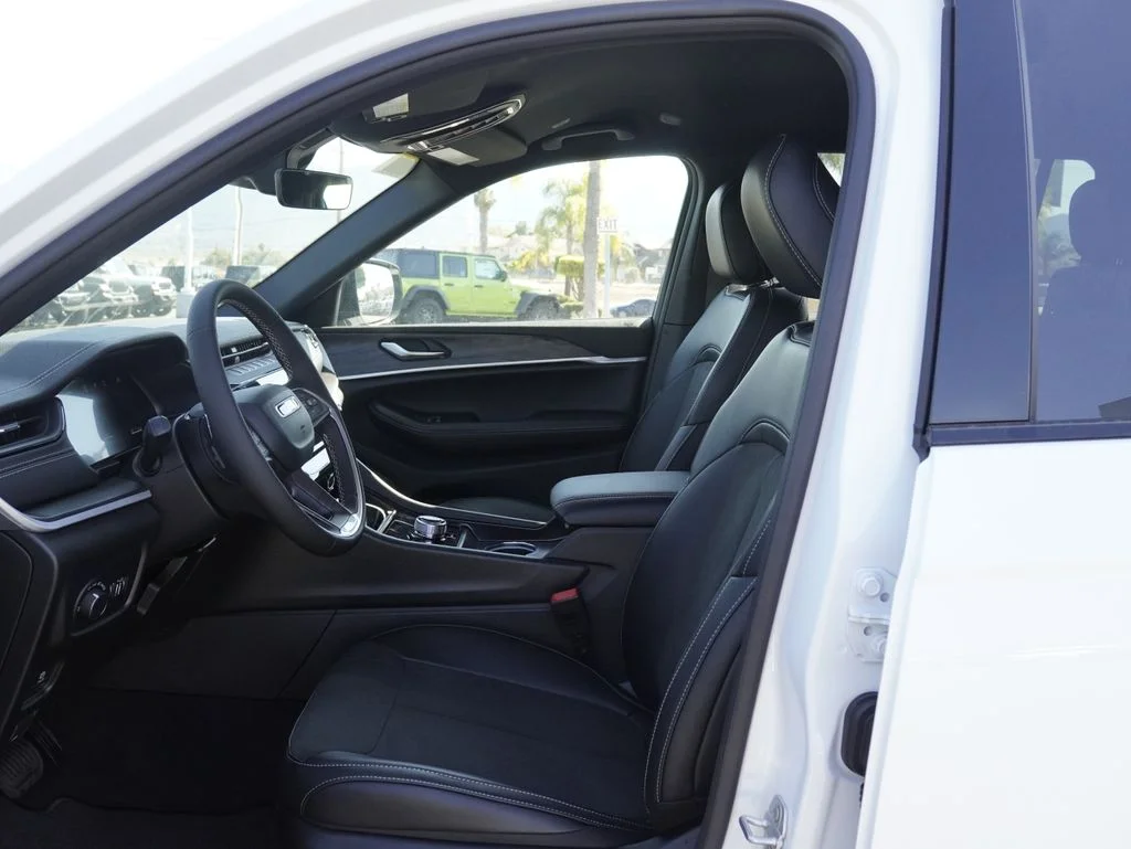 New 2026 Bright White Clear-Coat Exterior Paint Jeep Altitude image 18