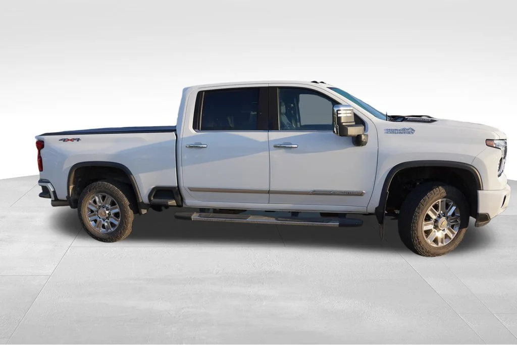 Used 2024 Summit White Chevrolet High Country image 2