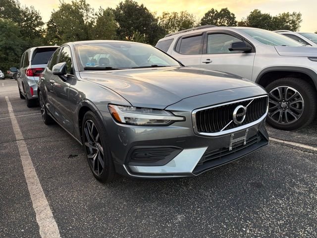 Used 2020 Pebble Gray Metallic Volvo T6 Momentum image 1