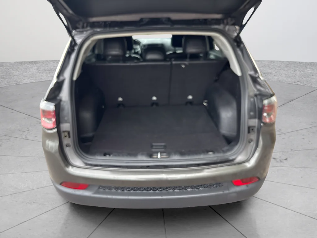 Used 2021 Crystal Metallic Jeep Latitude image 32