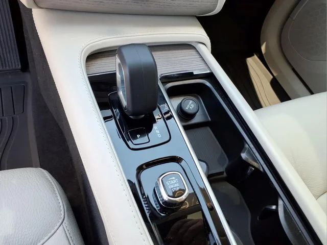 Used 2024 White Volvo T8 Plus Bright Theme 7 Passenger image 27